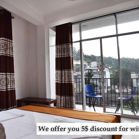 Lodge In 611 Kandy Esterno foto