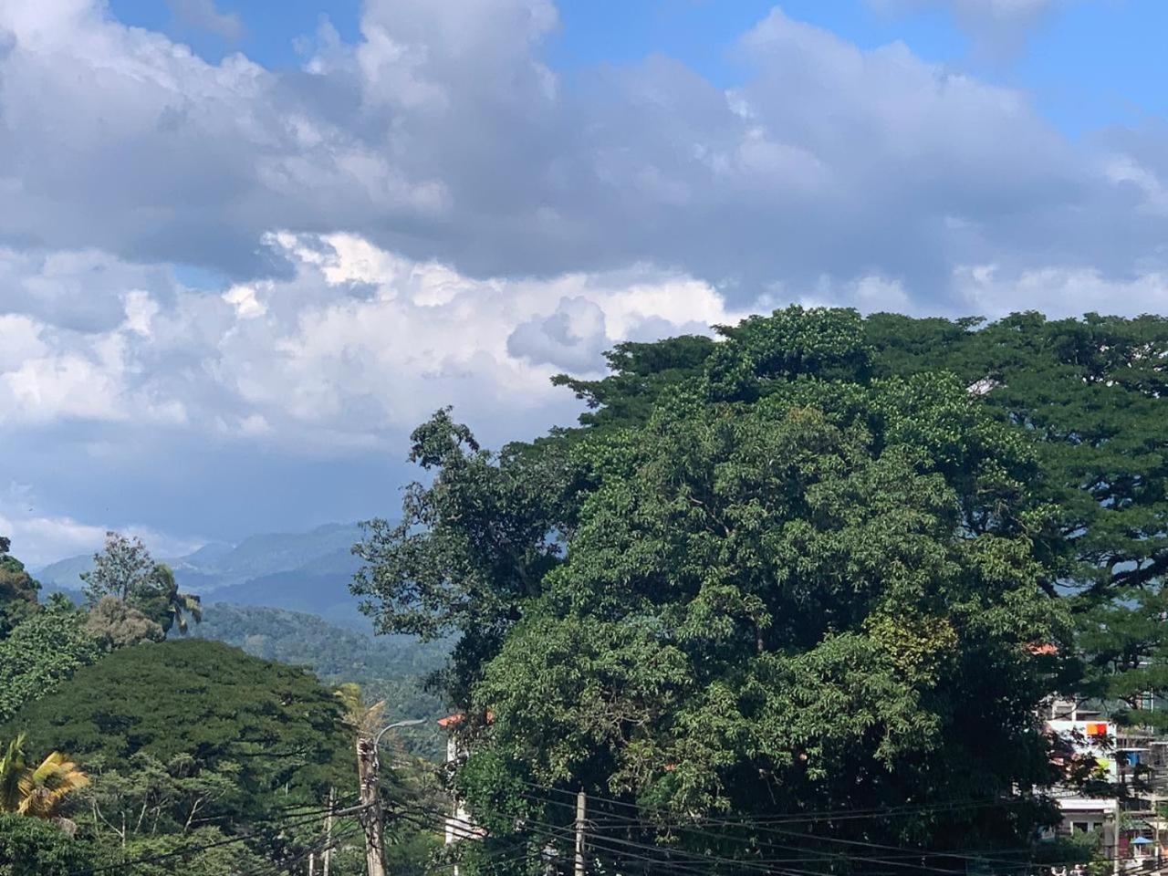 Lodge In 611 Kandy Esterno foto