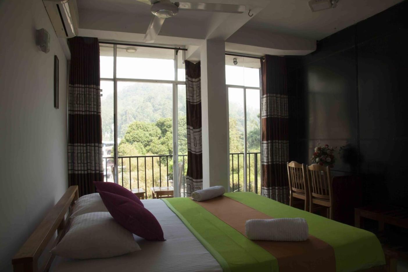 Lodge In 611 Kandy Esterno foto