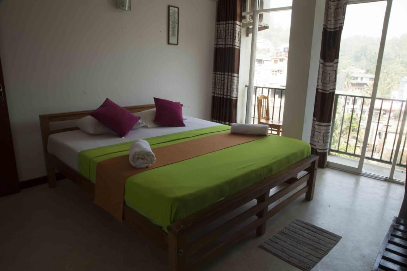 Lodge In 611 Kandy Esterno foto
