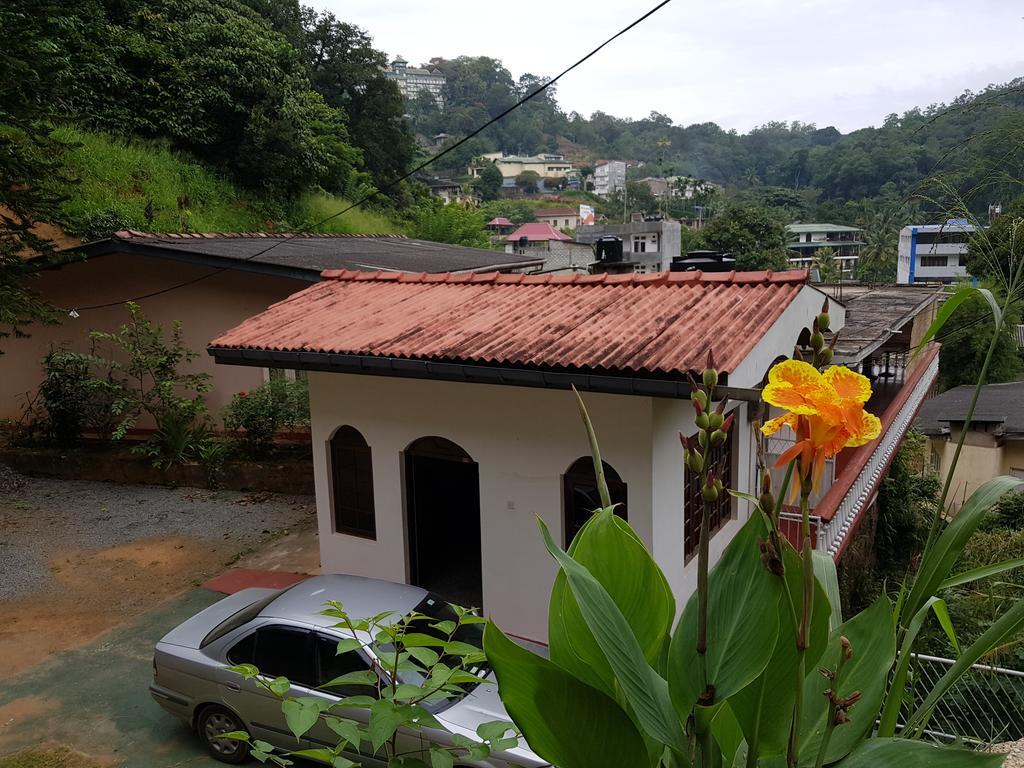 Lodge In 611 Kandy Esterno foto