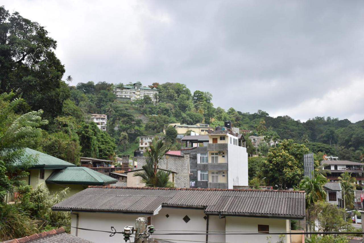 Lodge In 611 Kandy Esterno foto