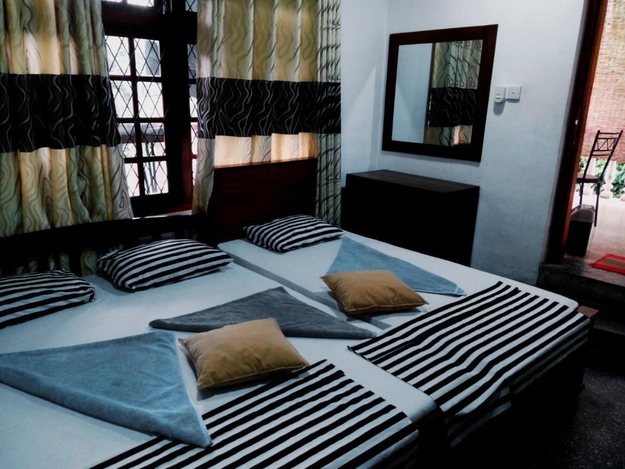 Lodge In 611 Kandy Esterno foto