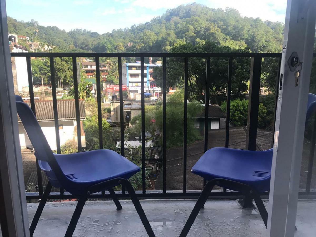 Lodge In 611 Kandy Esterno foto