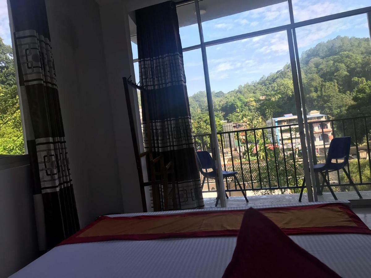 Lodge In 611 Kandy Esterno foto