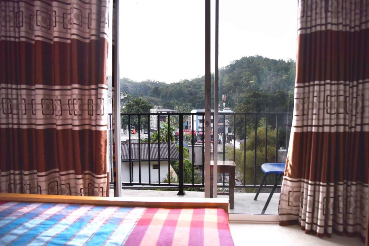 Lodge In 611 Kandy Esterno foto
