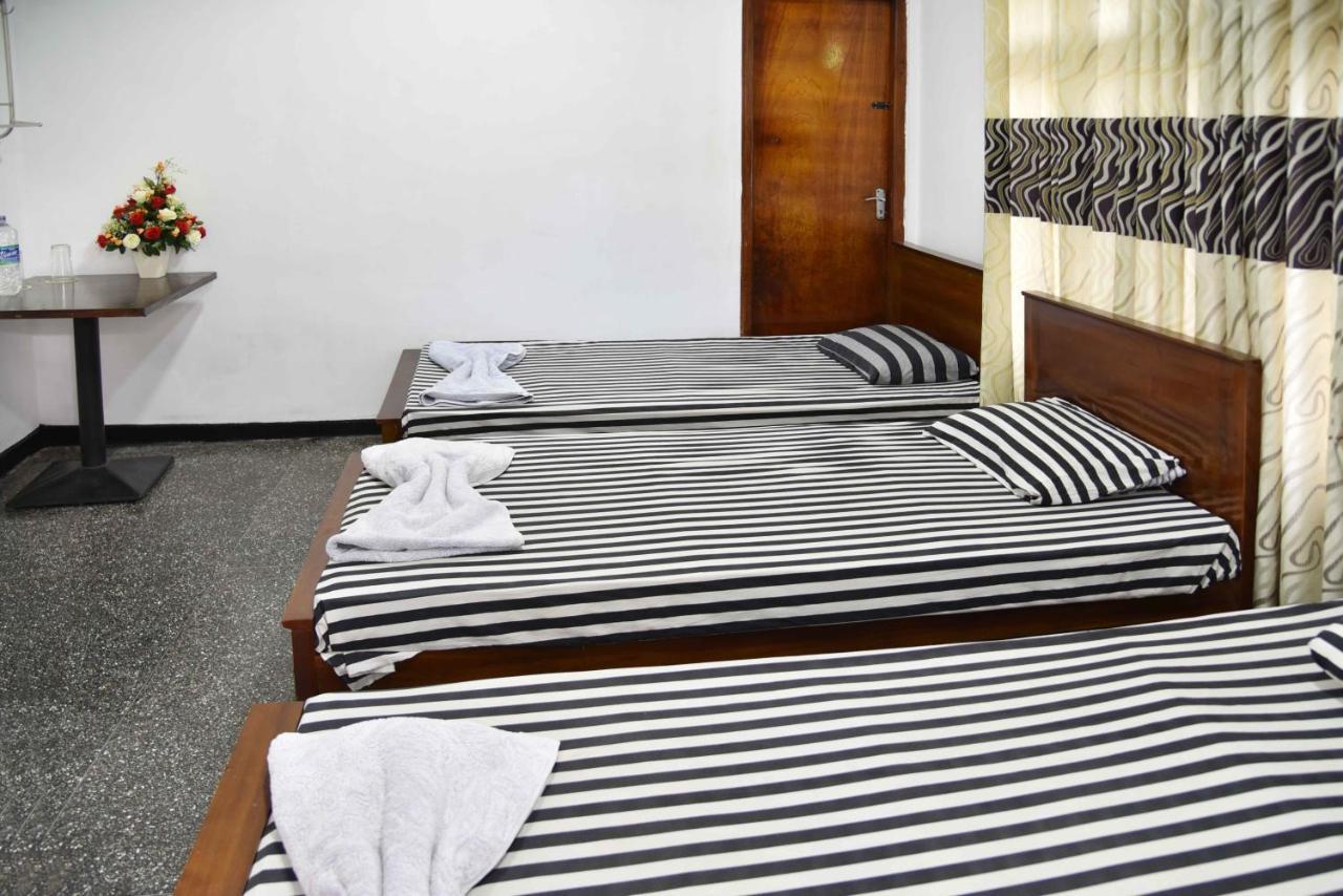 Lodge In 611 Kandy Esterno foto