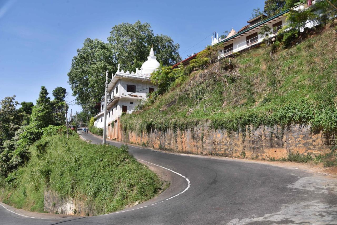 Lodge In 611 Kandy Esterno foto