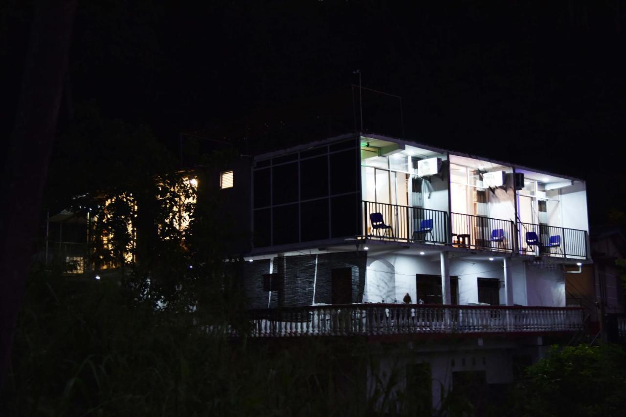 Lodge In 611 Kandy Esterno foto