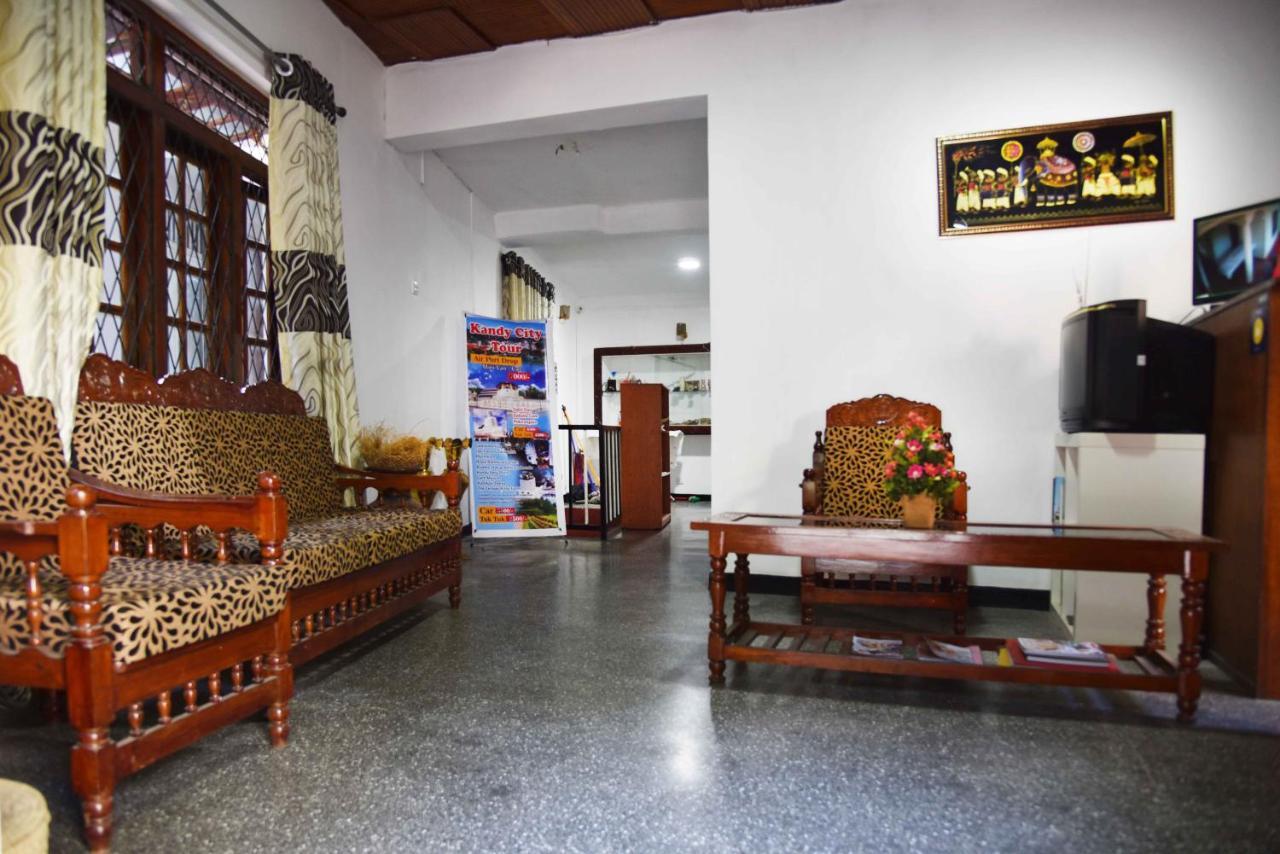 Lodge In 611 Kandy Esterno foto