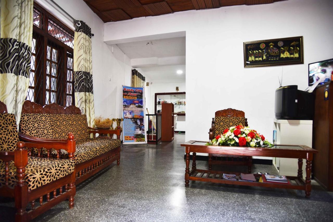 Lodge In 611 Kandy Esterno foto