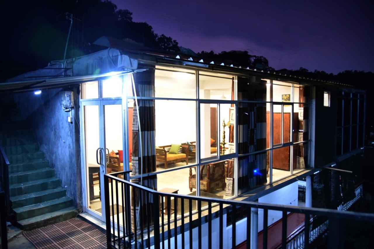 Lodge In 611 Kandy Esterno foto