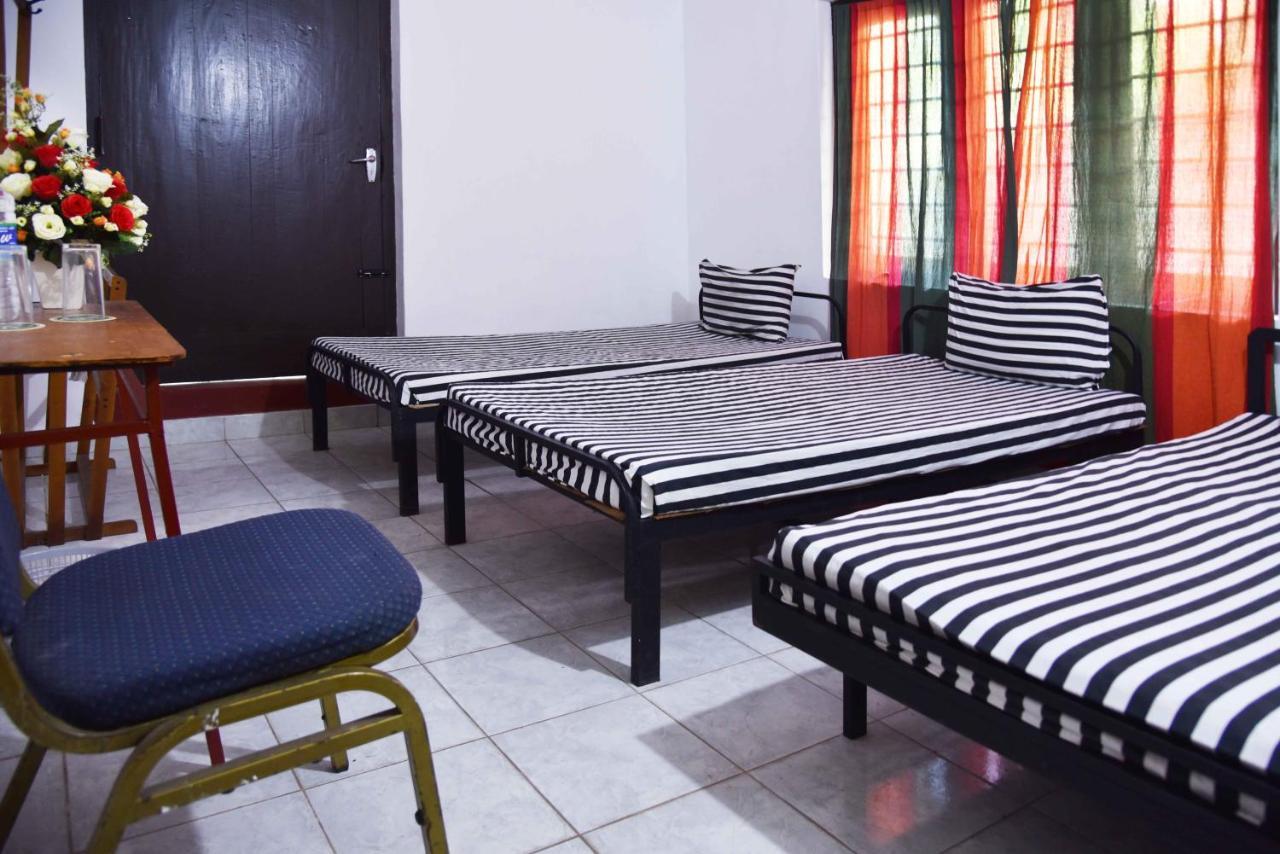 Lodge In 611 Kandy Esterno foto