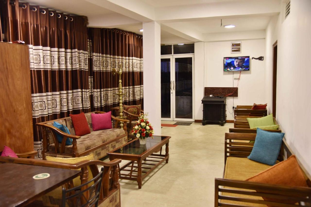 Lodge In 611 Kandy Esterno foto