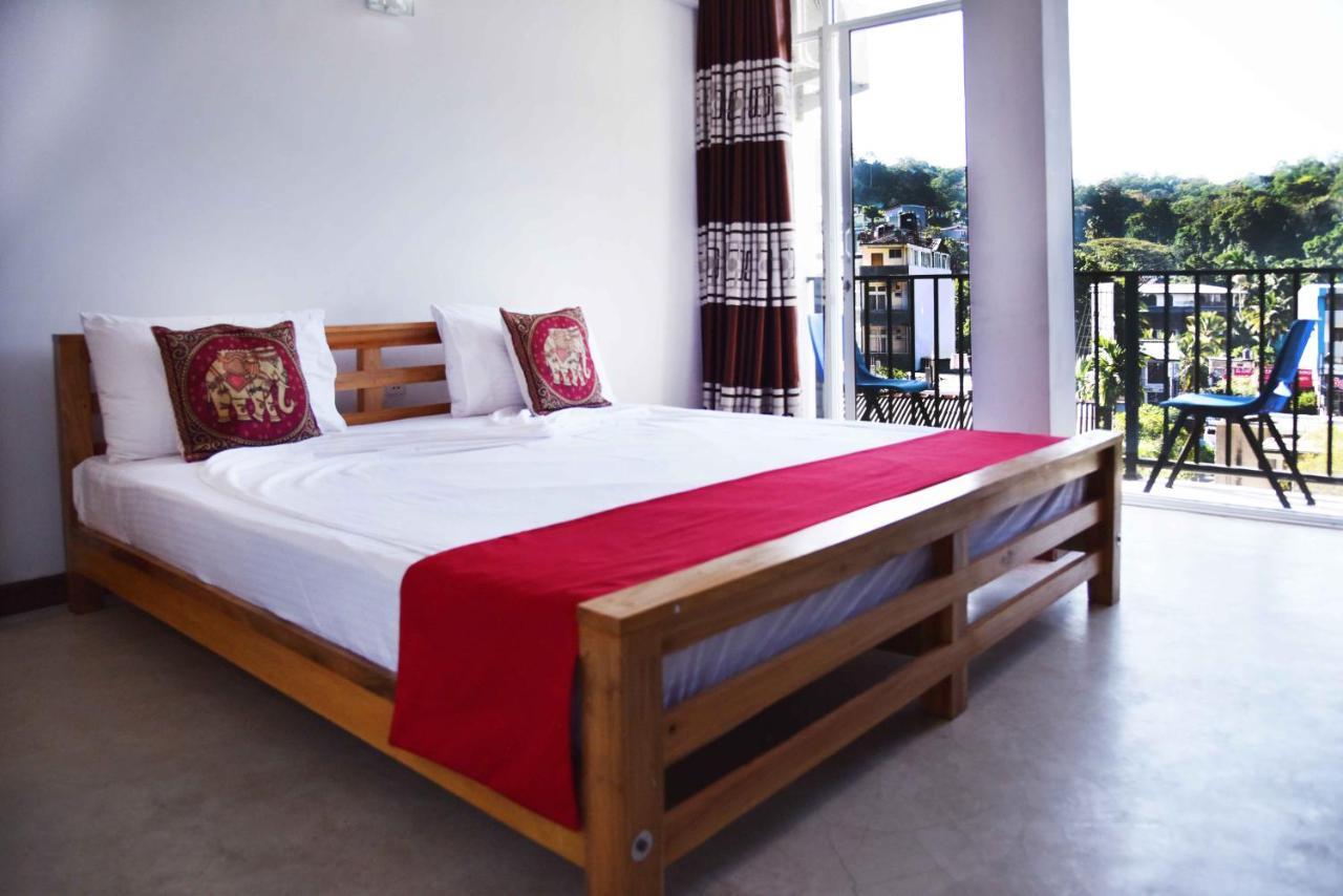 Lodge In 611 Kandy Esterno foto