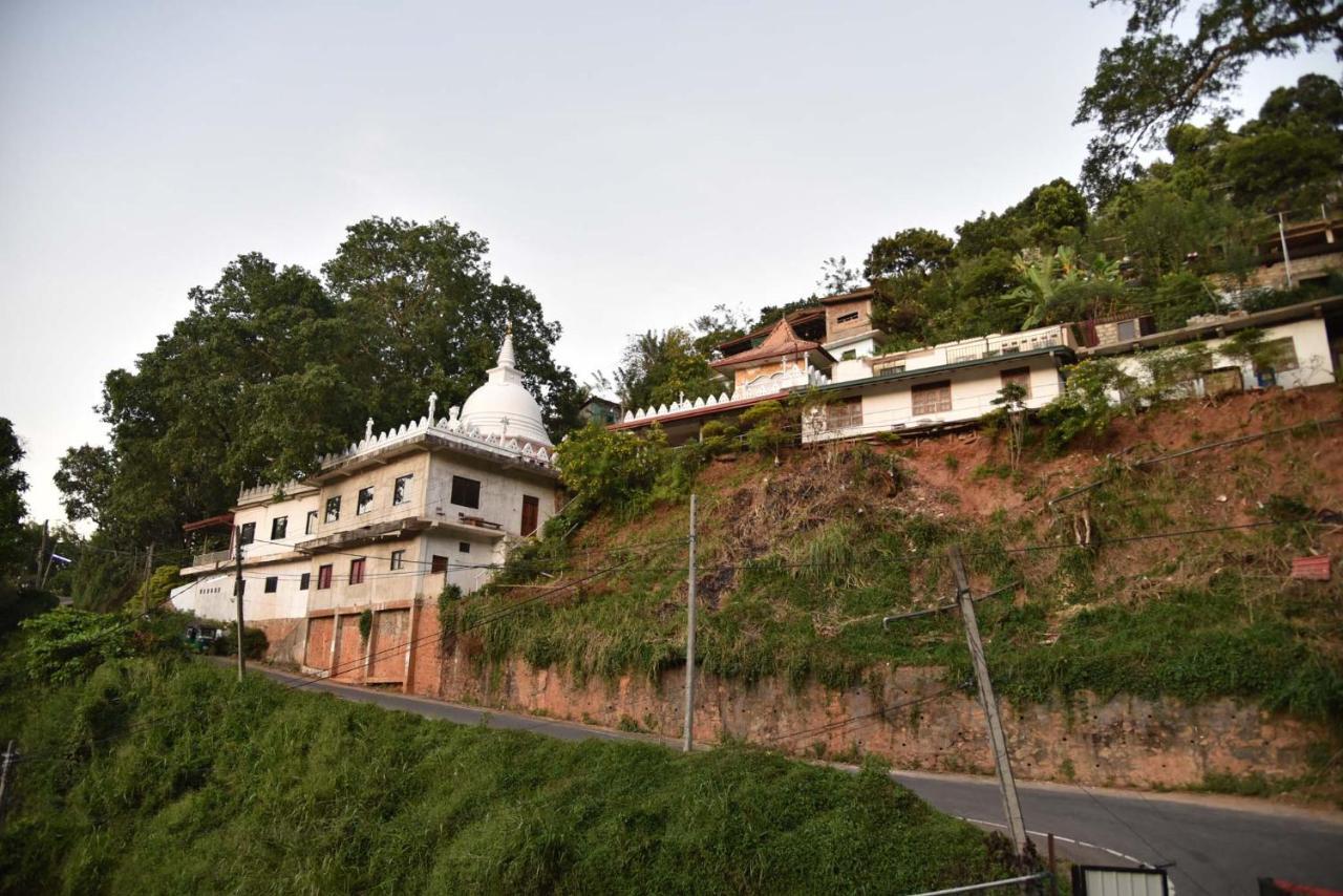 Lodge In 611 Kandy Esterno foto