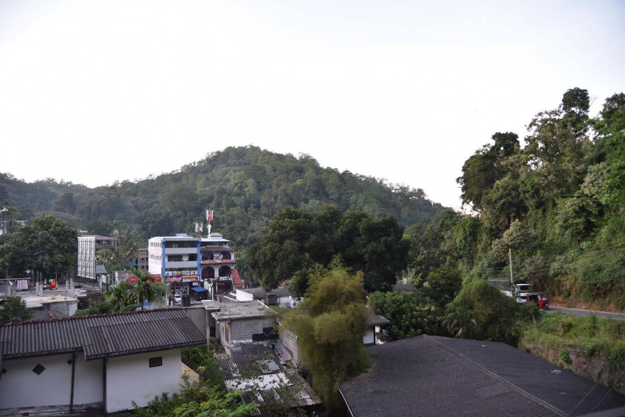 Lodge In 611 Kandy Esterno foto