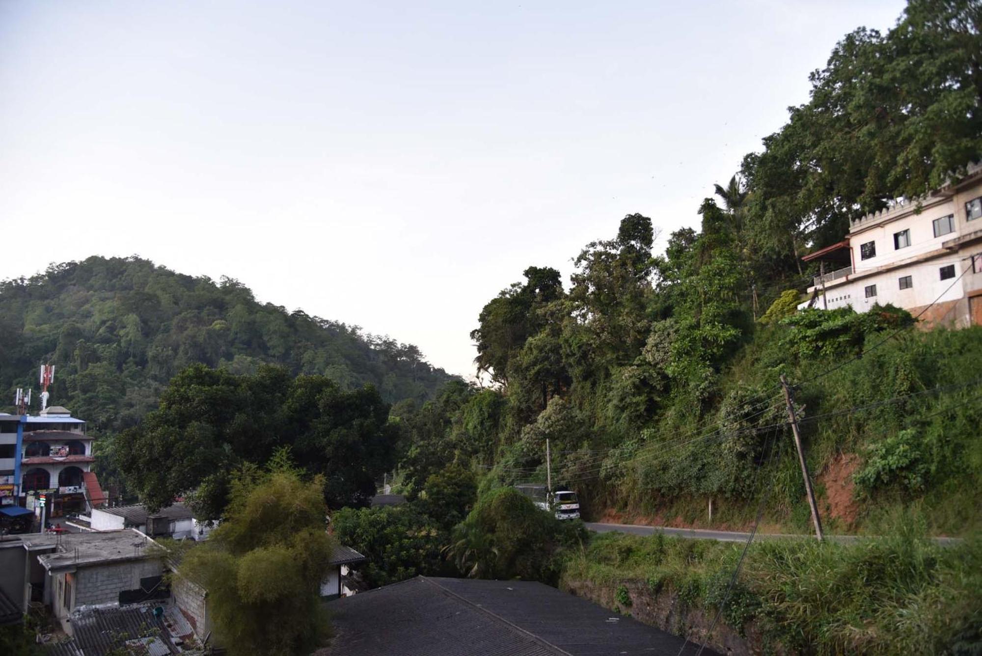Lodge In 611 Kandy Esterno foto