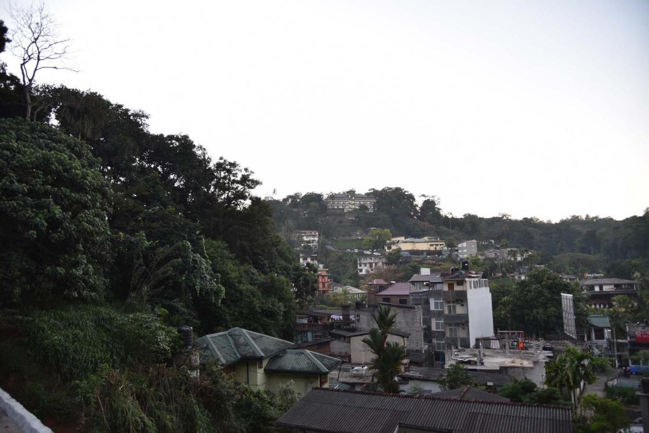 Lodge In 611 Kandy Esterno foto